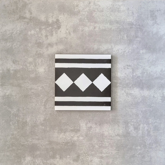 Manor White / Black Side / Border